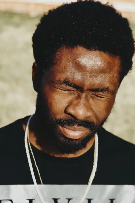 homme avec les yeux fermés